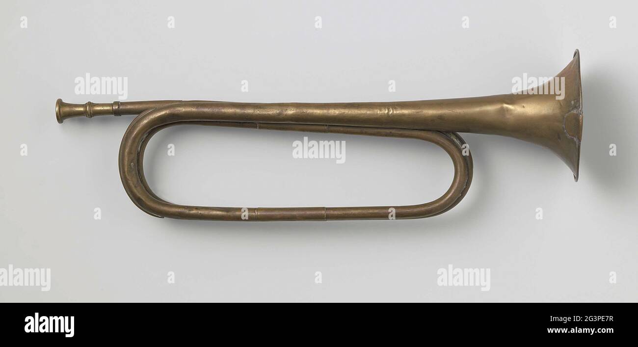 Trompette de cavalerie. Instrument à vent en cuivre de deux tours. La buse  en cuivre provient peut-être d'un autre instrument. La cuvette est réparée  sur le bord avec du cuivre et de