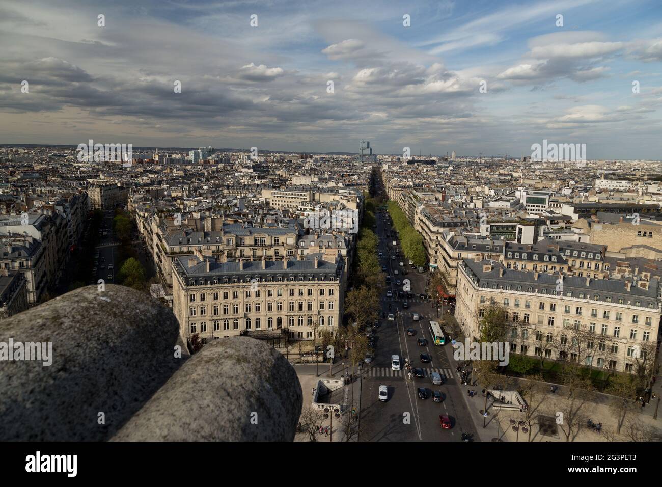 Magnifique vue panoramique sur Paris depuis le toit de l'Arc de Triomphe. Champs Elysées et la Tour Eiffel Banque D'Images