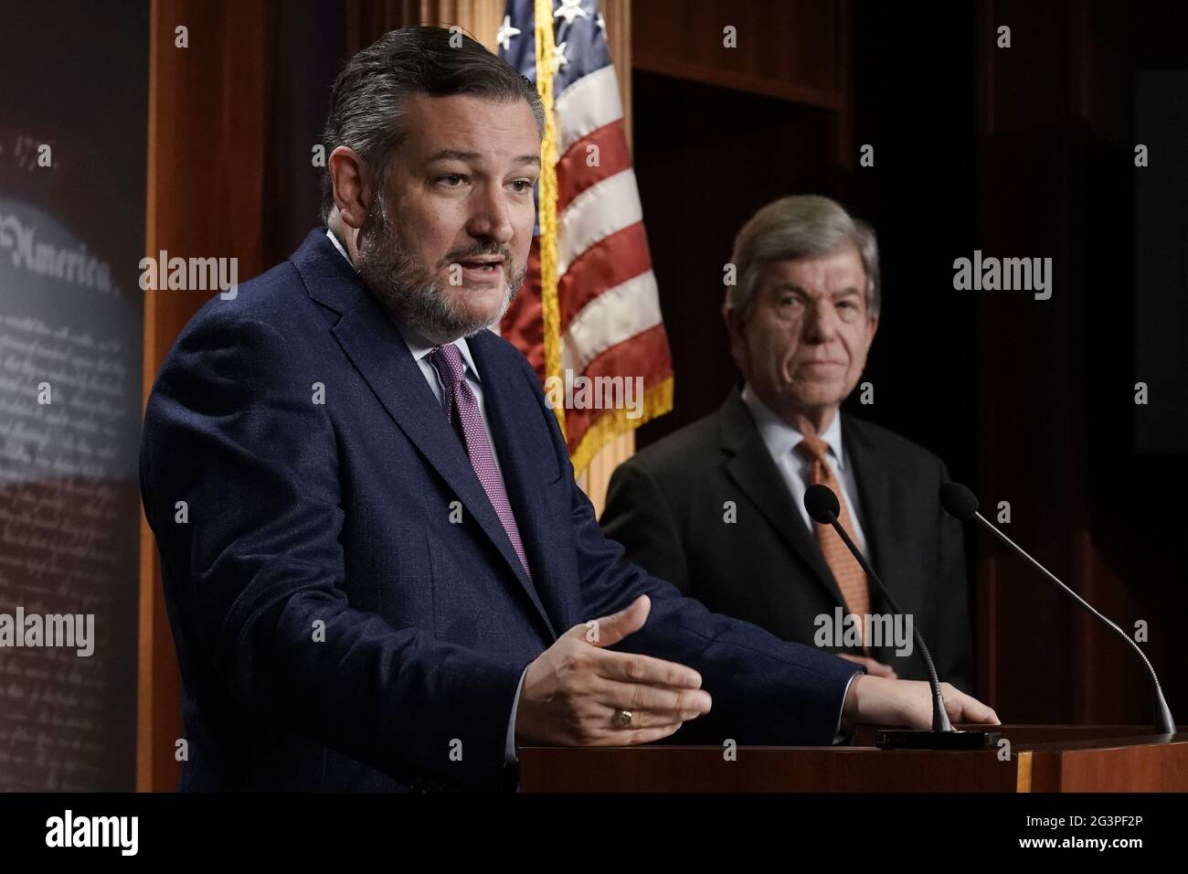 Washington, États-Unis. 17 juin 2021. Le sénateur Ted Cruz, R-TX, parle en tant que sénateur Roy Blunt, R-Mo, écoute les sénateurs républicains tenir une conférence de presse pour discuter de leur opposition à S. 1, le «for the People Act», au Capitole des États-Unis à Washington, DC, le jeudi 17 juin 2021. Photo de Ken Cedeno/UPI. Crédit : UPI/Alay Live News Banque D'Images