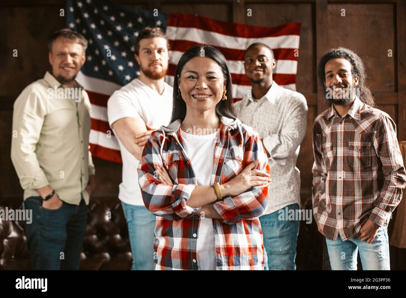 L'Équipe Multi-Ethnique Des Jeunes Entrepreneurs Américains Se Réjouit Du Succès Du Démarrage Banque D'Images