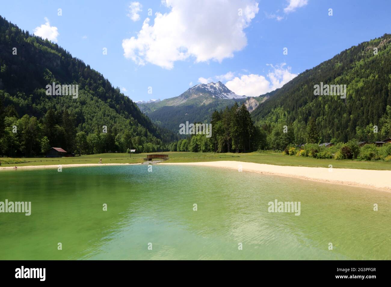 Le lac de Baignade du Pontet. Base de loisirs. Les Contamines-Montjoie.  Haute-Savoie. Auvergne-Rhône-Alpes. France Photo Stock - Alamy