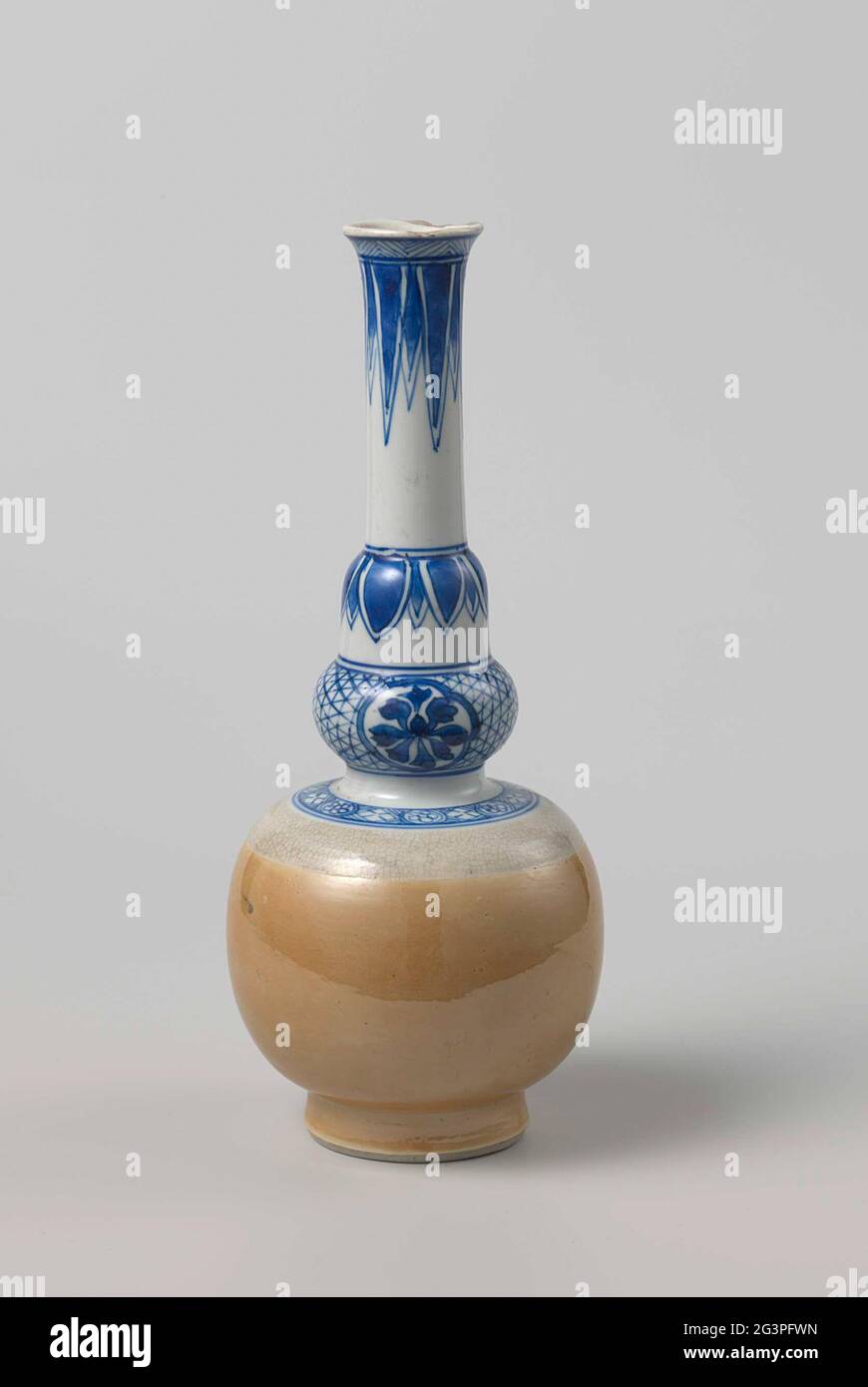 Vase à bouteille avec bordures marron clair et ornementales. Compte-gouttes d'eau de rose ou bouteille de pin en porcelaine avec corps sphérique et deux swellings dans le cou, peint en bleu sous-glaçure et en glaçure de café-au-lait. La partie inférieure de la carrosserie est recouverte d'un vernis brun clair au-dessus duquel se trouve un pneu avec un épais vernis de couleur crème; l'épaule en bleu sous-vernis avec une serviette parsemée d'une fleur dans un médaillon; le cou aussi en bleu avec trois pneus décoratifs: l'un avec un motif géométrique entrecoupé d'un médaillon avec une boisson florale, au-dessus d'un pneu avec des motifs de feuilles suspendus, autour du bord d'un pneu Banque D'Images