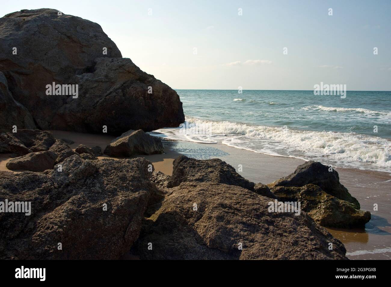 Pierres énormes parmi les rochers au bord de la mer. Banque D'Images