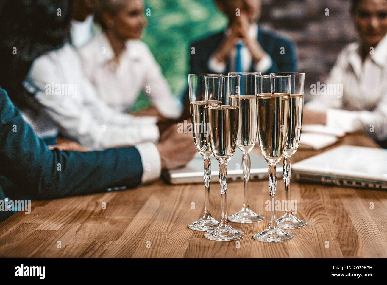 Verres à vin avec champagne lors d'une réunion d'affaires Banque D'Images