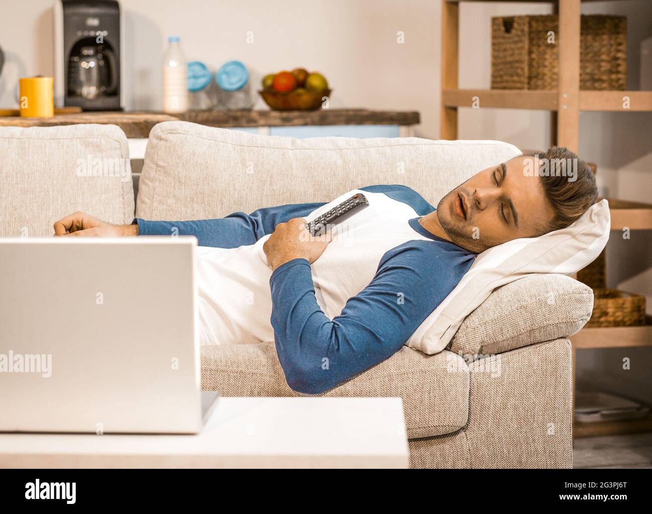 La vie domestique et la détente masculine sur le canapé à la maison Banque D'Images