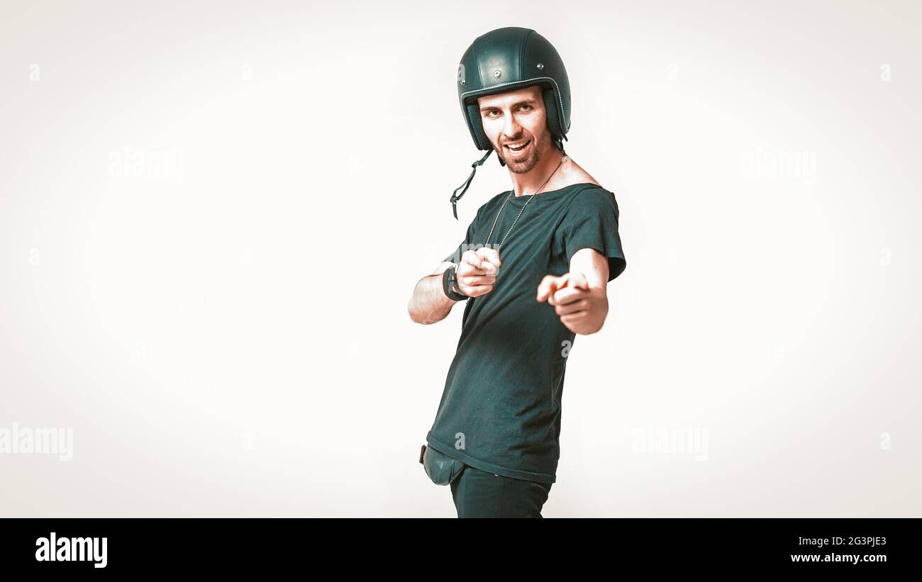 Homme souriant dans le casque sportif isolé sur blanc Banque D'Images