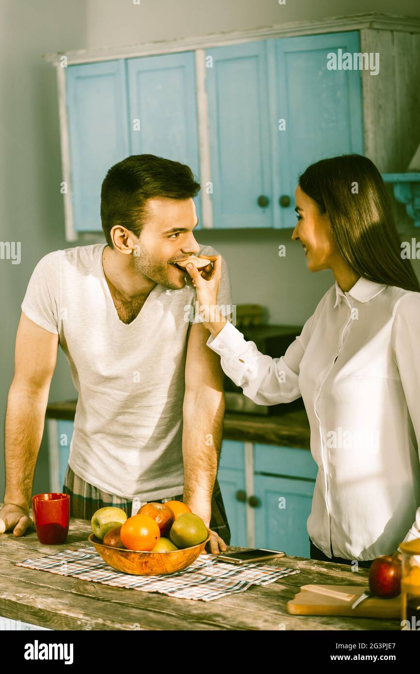 Couple souriant préparation de la nourriture à la maison cuisine Banque D'Images