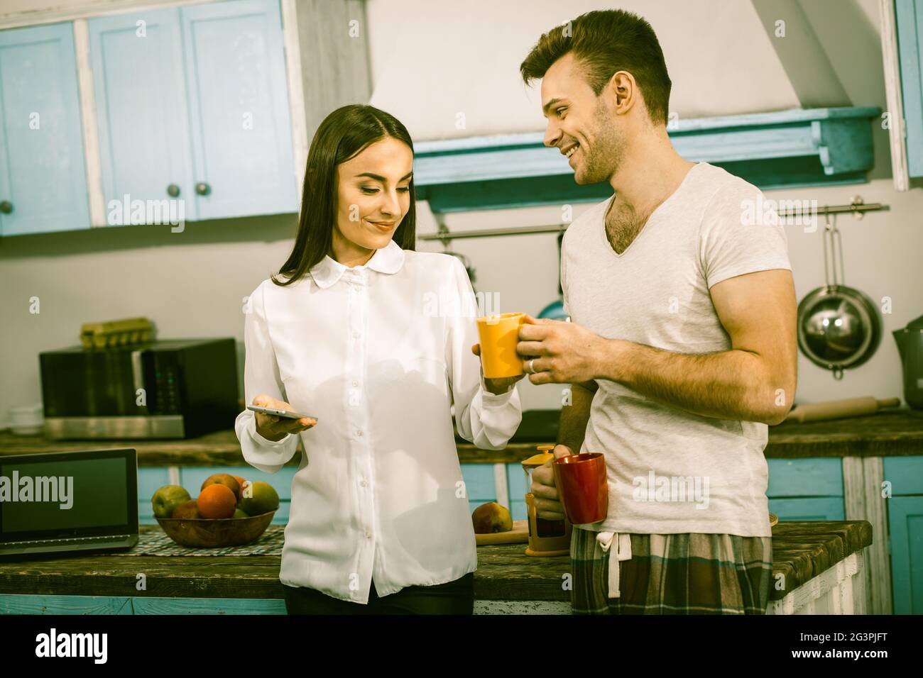 L'homme et la femme passent du temps ensemble dans la cuisine maison Banque D'Images