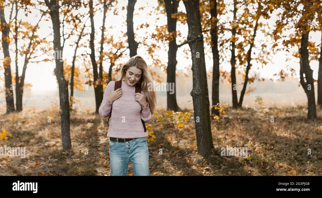 Une femme souriante se promène dans une belle nature Banque D'Images