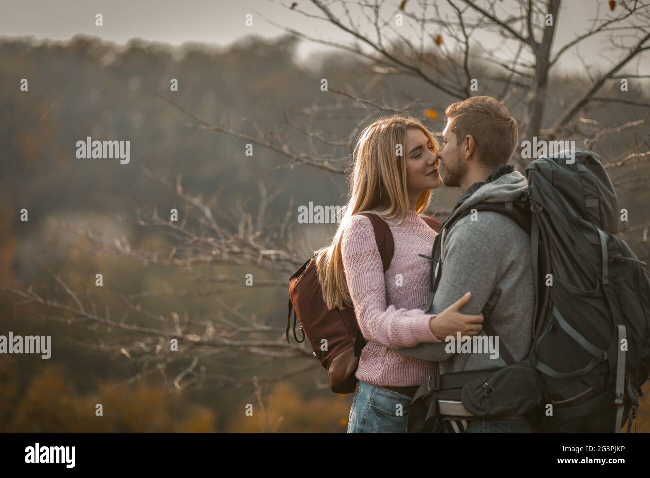 Un couple heureux de voyageurs qui s'embrasse sur la montagne Banque D'Images