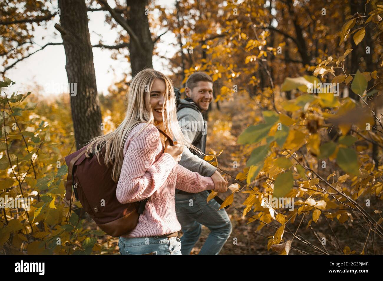 Randonnée de touristes avec sac à dos dans la forêt en plein air Banque D'Images