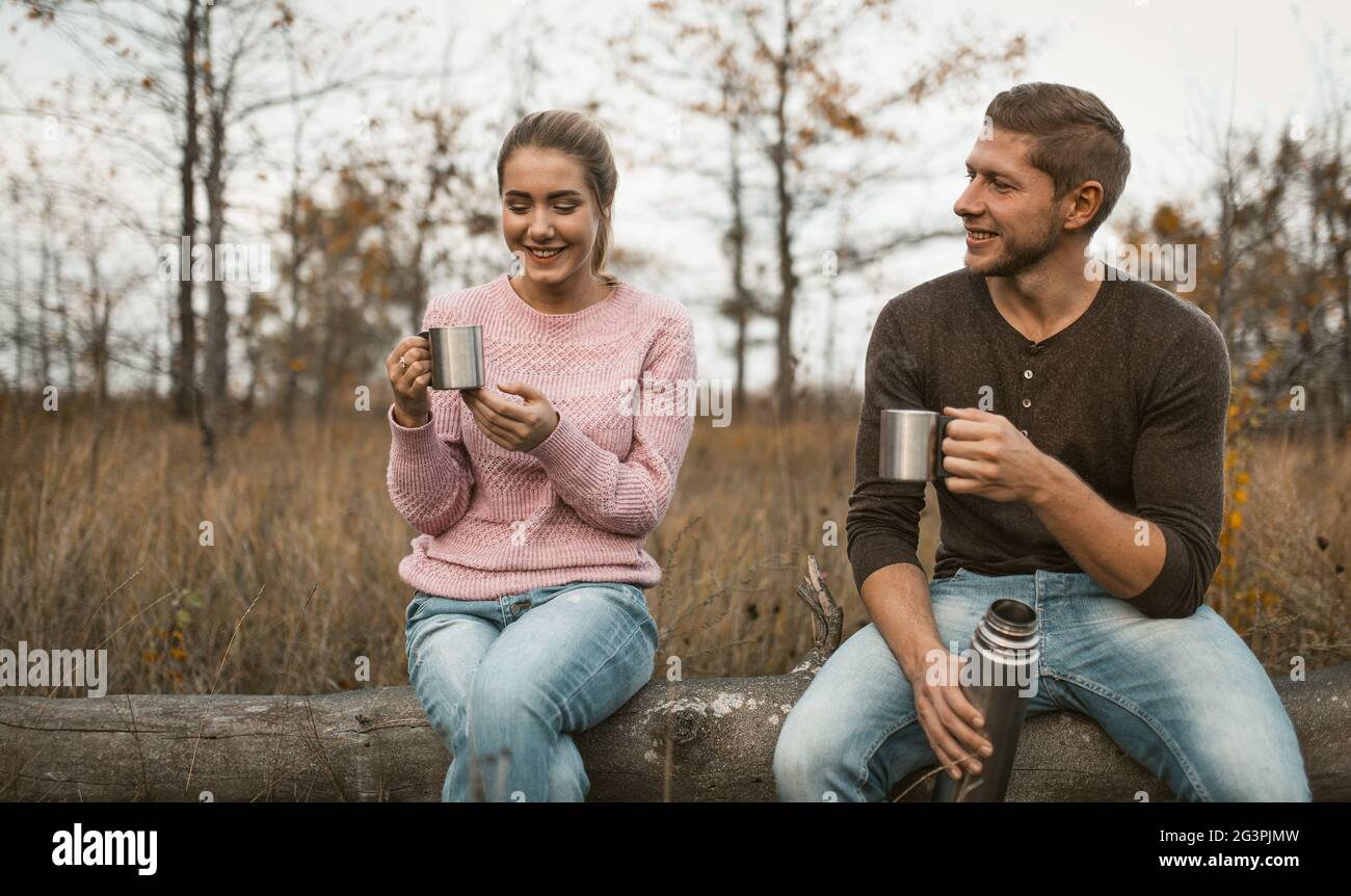 Couple gai ont pique-nique dans la nature Banque D'Images