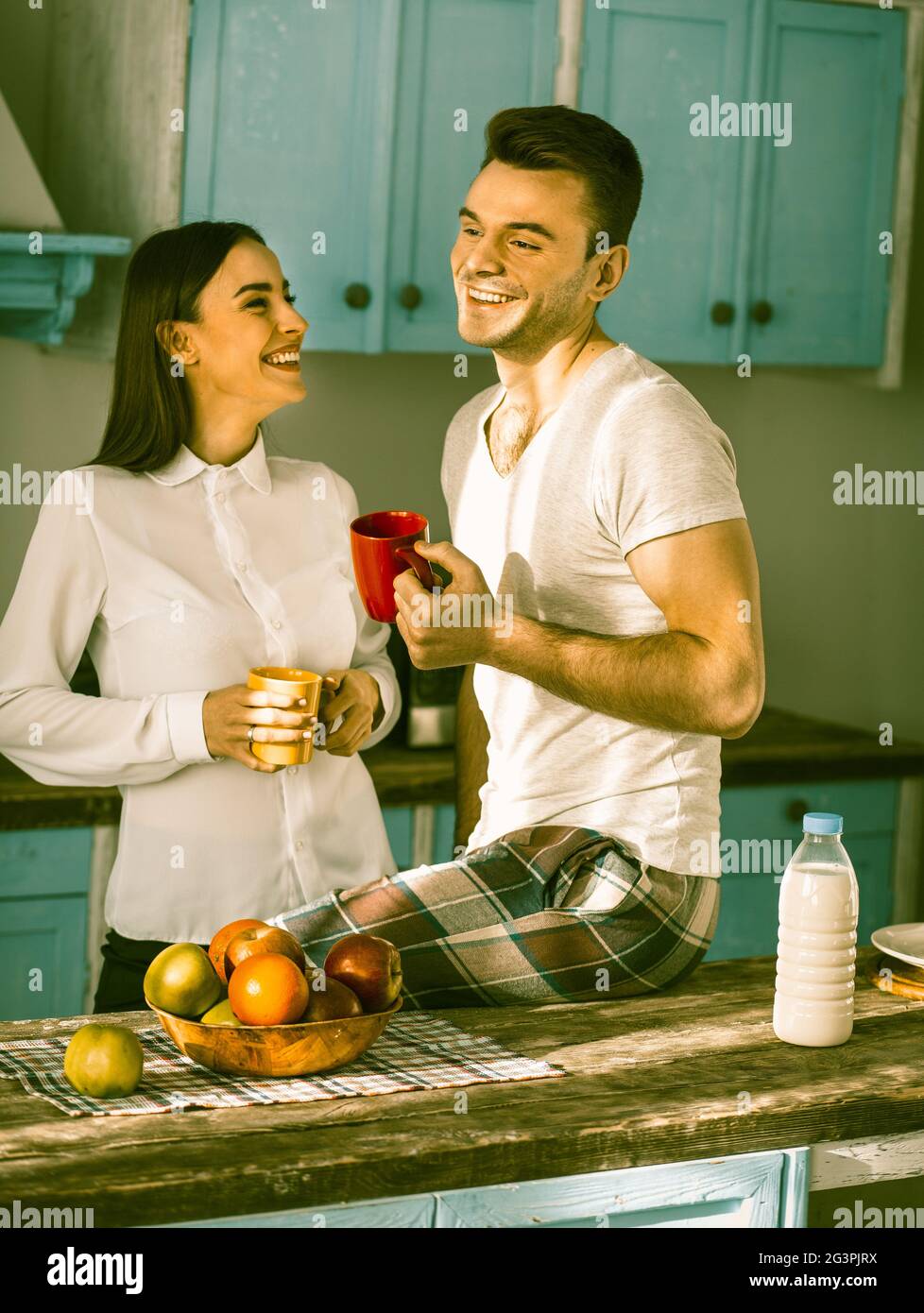 Joyeux couple taoothy Smiles à la cuisine intérieure Banque D'Images