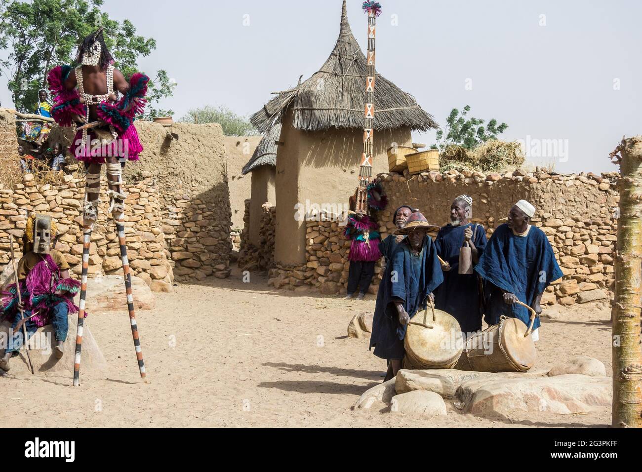 Danseurs Dogon exécutant la danse rituelle Dama portant des masques Kanaga, Mali Banque D'Images