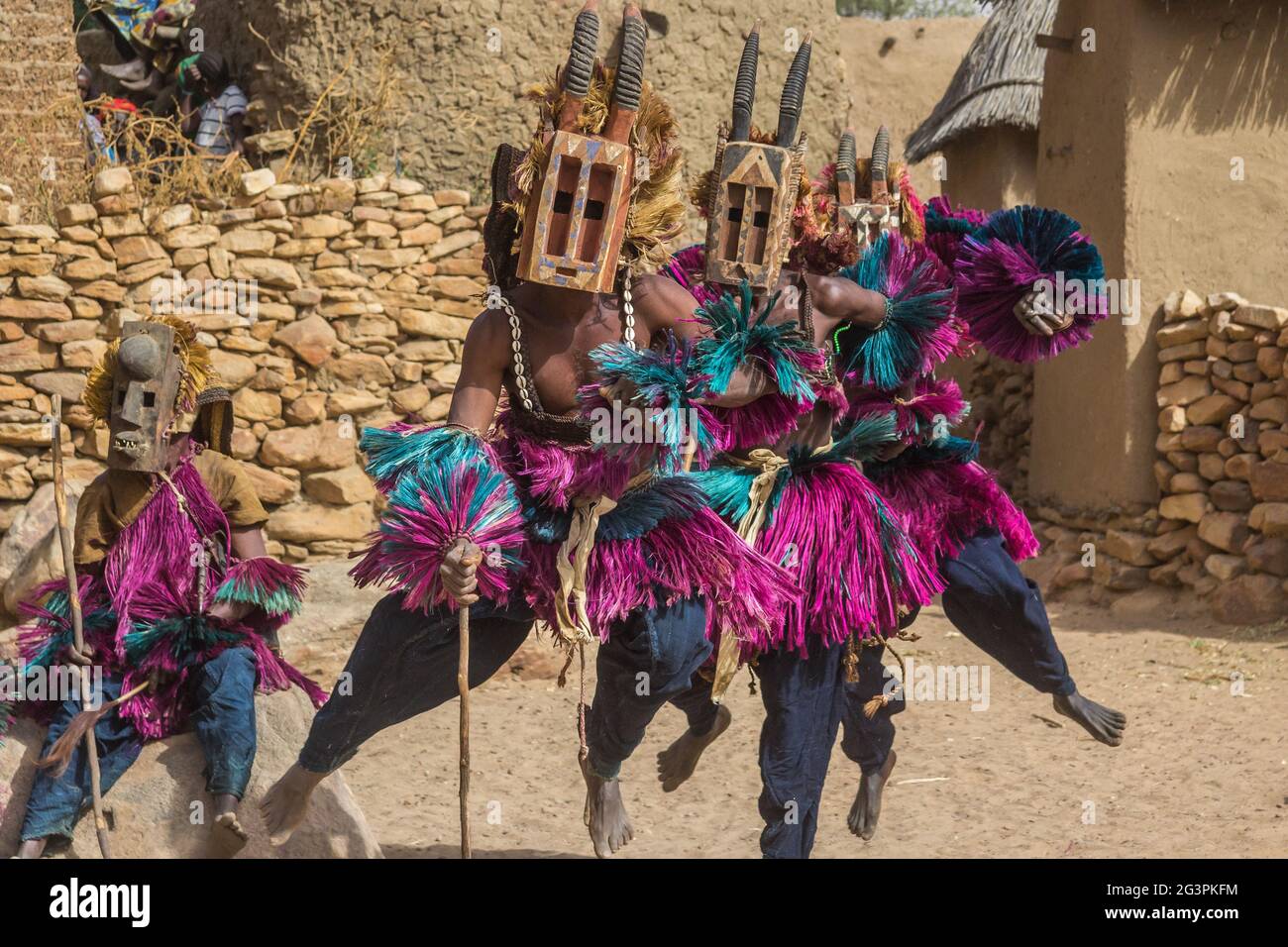 Danseurs Dogon exécutant la danse rituelle Dama portant des masques Kanaga, Mali Banque D'Images