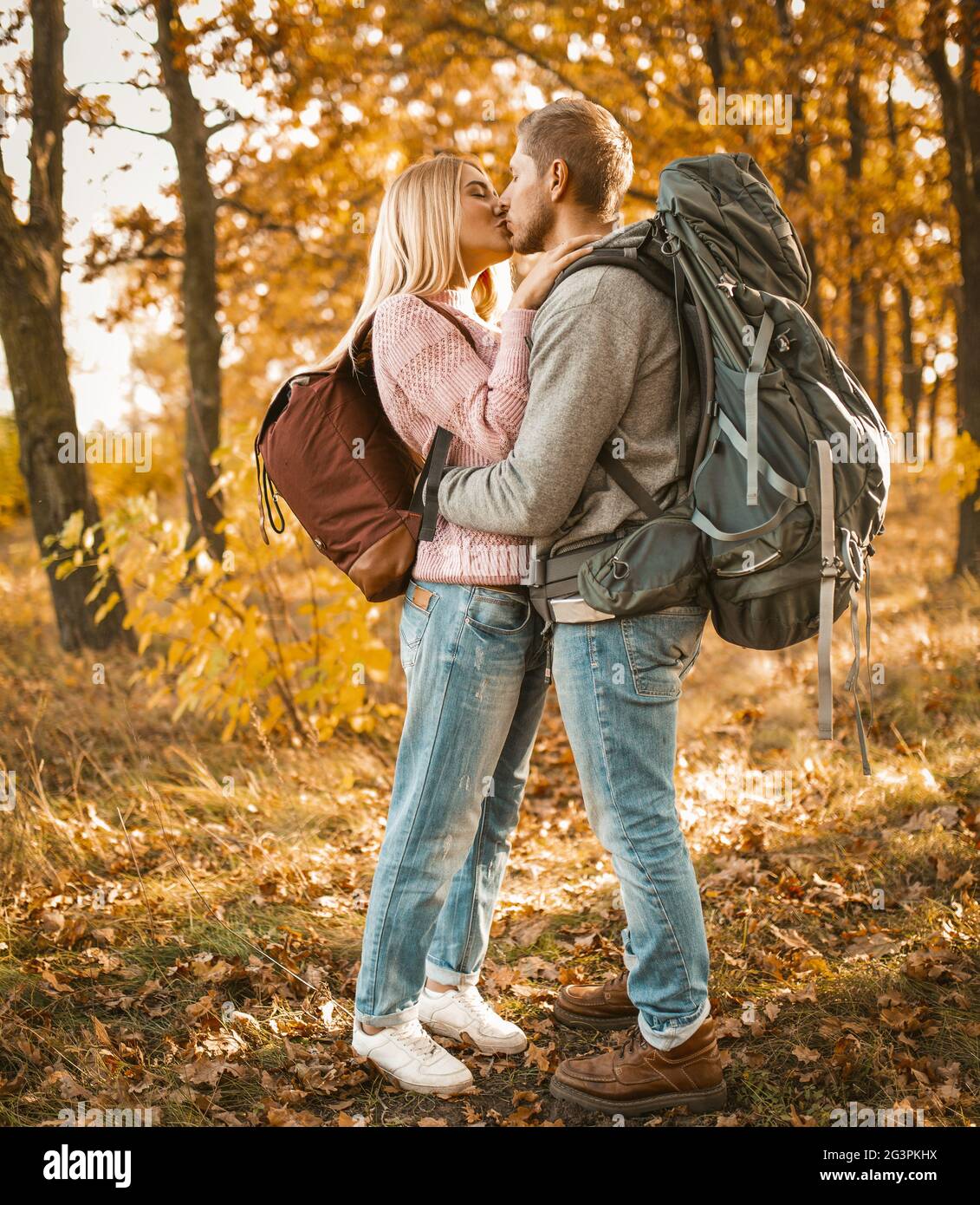 Couple de voyageurs amoureux Kisses dans la forêt d'automne Banque D'Images