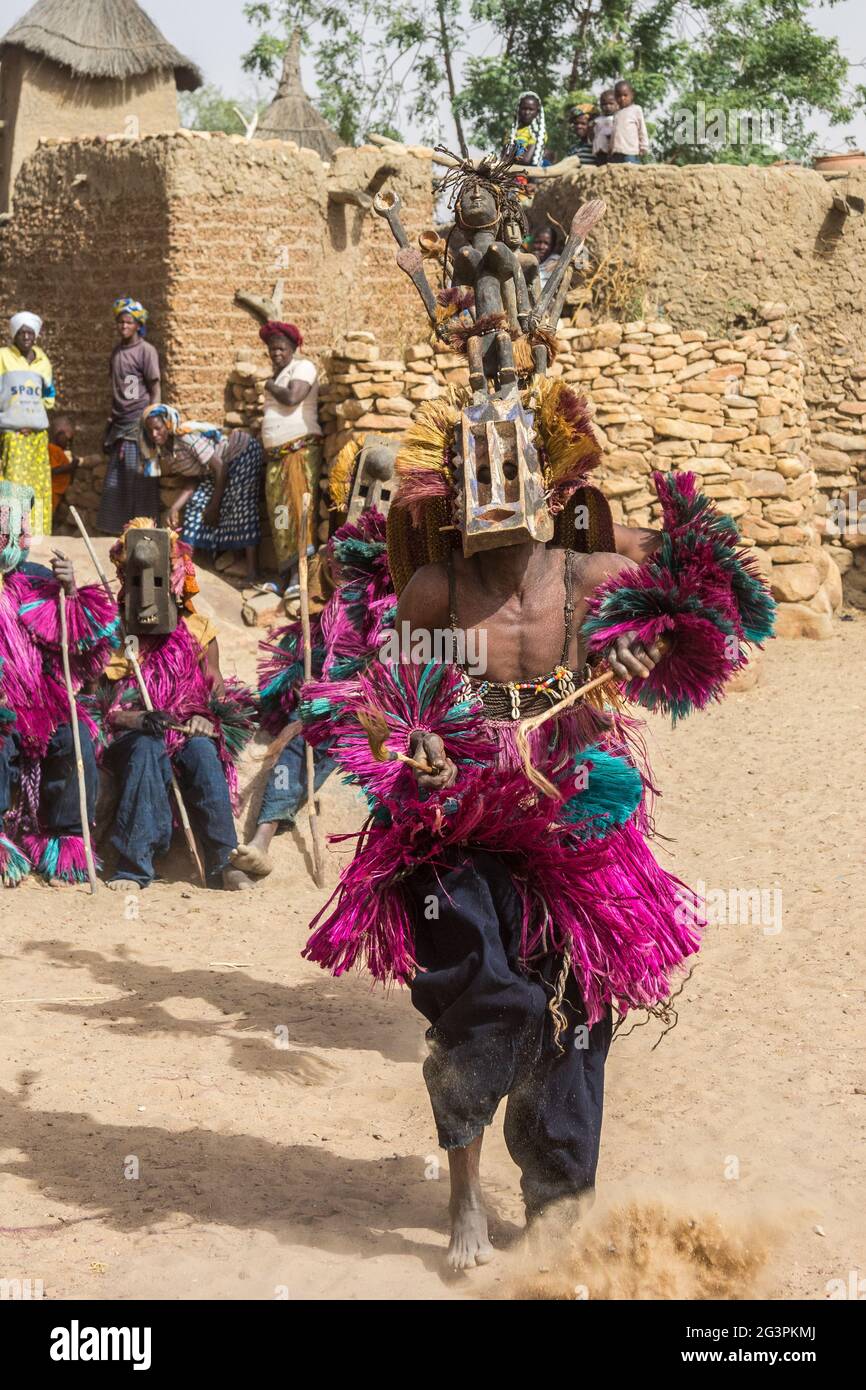 Danseurs Dogon exécutant la danse rituelle Dama portant des masques Kanaga, Mali Banque D'Images