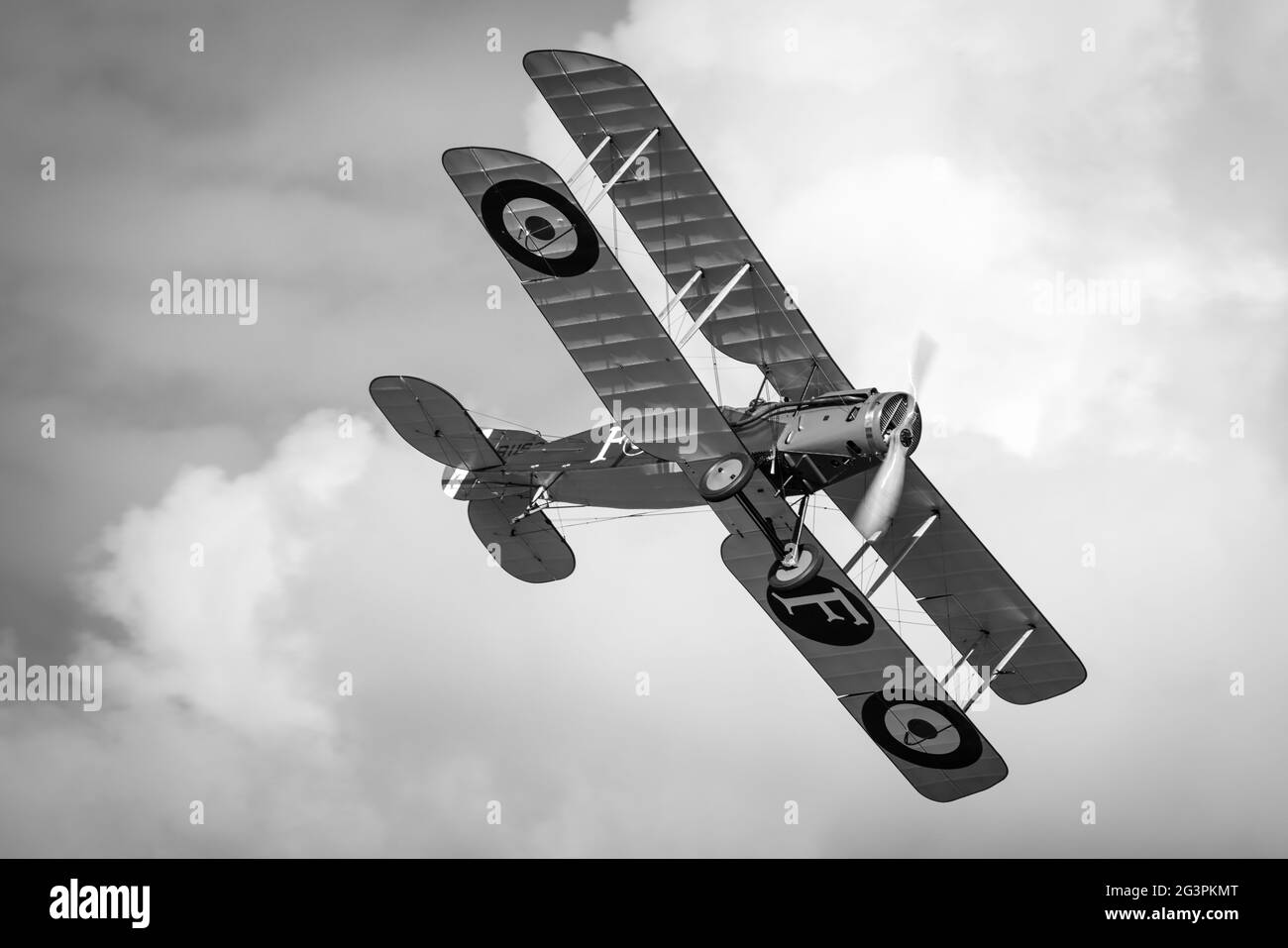 1917 Bristol F.2b Fighter Airborne au Shuttleworth Flying Festival of Britain Airshow le 6 juin 2021 Banque D'Images