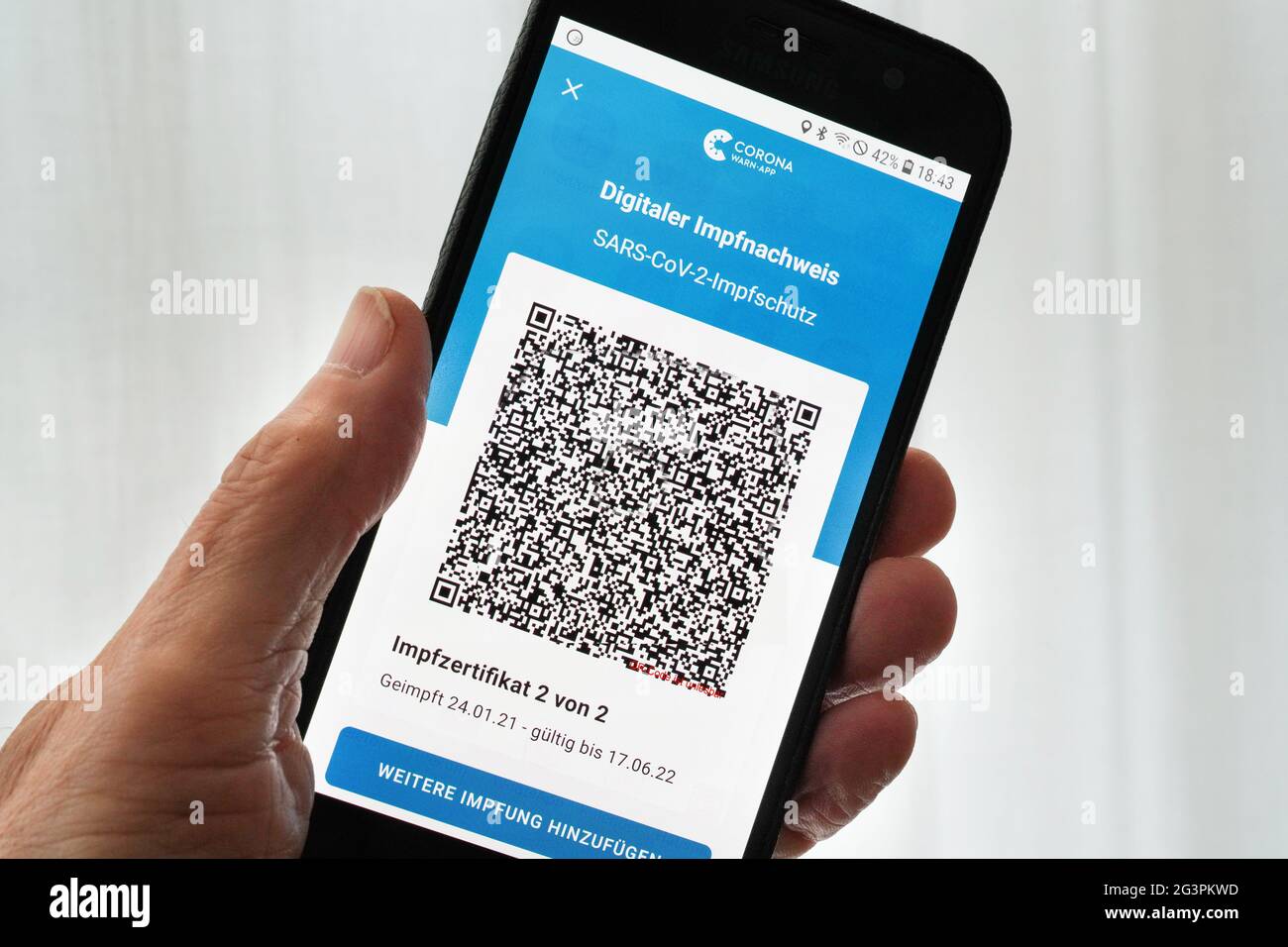 QR-Code, das digitale Impfzertifikat in der Corona warn-App auf einem smartphone bestätigt eine abgeschlossenen Impfung gegen Covid-19. - ACHTUNG! QR-Code und persönliche Angaben sind unkenntlich gemacht! Banque D'Images