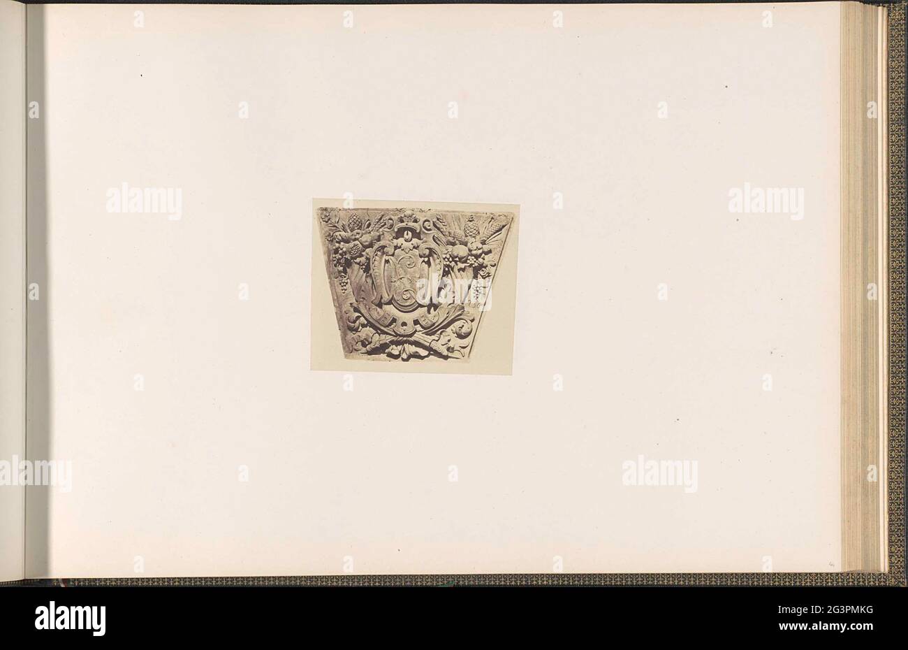 Modèle de gypse pour brique de fermeture du Palais du Louvre par Duvieux. Part de la réunion des Tuileries au Louvre 1852-1857, album 4. Banque D'Images