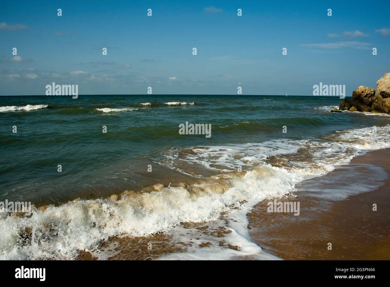 Plage au bord des rochers sur les rives de la mer d'Azov. Banque D'Images