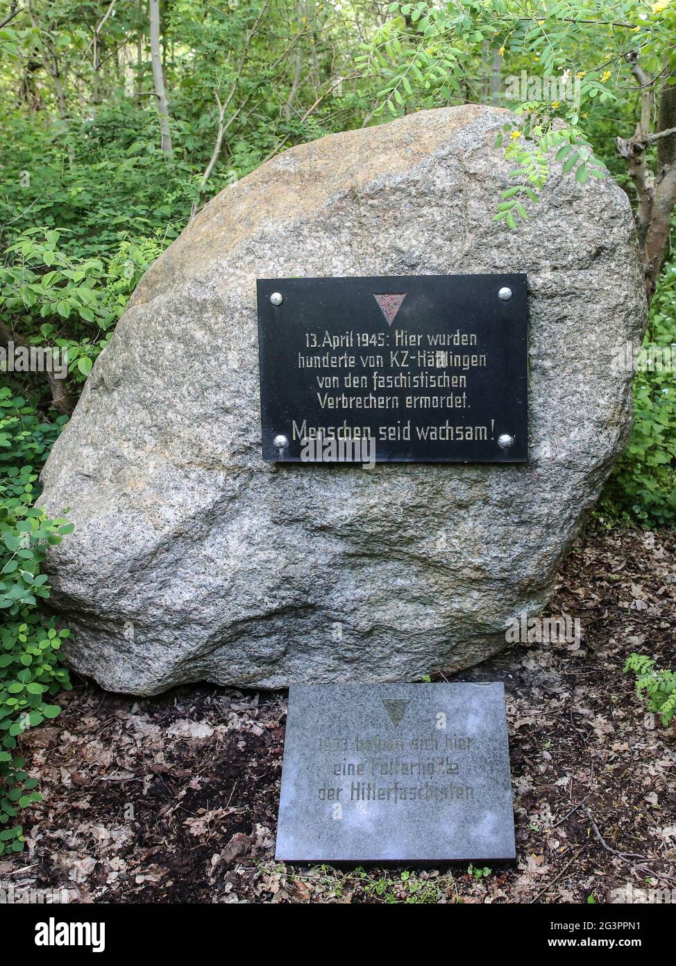 Pierre commémorative d'un massacre de prisonniers de camp de concentration 13.4.1945 Berliner Chaussee Magdeburg Banque D'Images