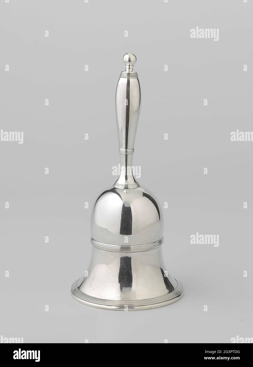 Bulle de table avec arêtes de congé. La bulle ronde en forme de cloche est constituée d'une partie concave et convexe et se trouve en bas et la séparation entre les deux parties est articulée par des arêtes de congé. La poignée en forme de tige est légèrement désignée en bas, puis elle s'élargit pour se rajeunir jusqu'à l'extrémité. Elle est disposée en haut et en bas et un tiers de la hauteur par des arêtes de congé. Il est couronné par un bouton sphérique. Banque D'Images