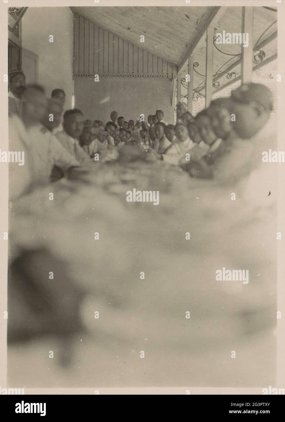 Hommes indiens assis à une longue table; repas à Goenoengsegih .. Une partie de l'album photo offert aux quartiers de Resident der Lampong F.J. Junius par le biais d'études de fonctionnaires du conseil scolaire de Batavia. Banque D'Images
