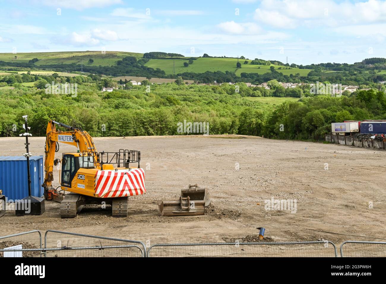 Pontypridd, pays de Galles - juin 2021 : pelle hydraulique sur un site prêt à commencer à développer un nouveau logement Banque D'Images Pontypridd, pays de Galles - juin 2021 : pelle hydraulique sur un site prêt à commencer à développer un nouveau logement Banque D'Images