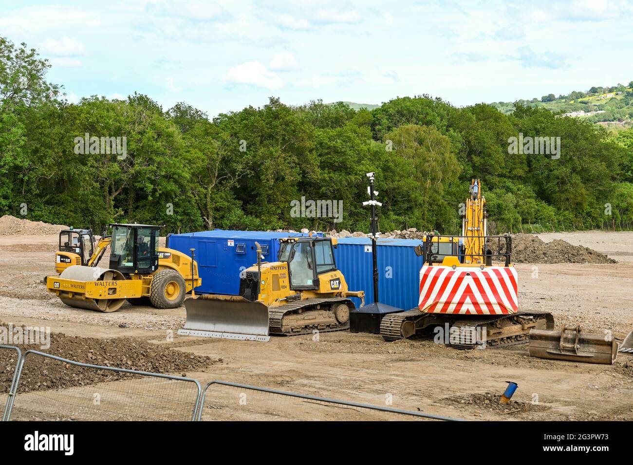 Pontypridd, pays de Galles - juin 2021 : machines de construction sur un site prêt à travailler pour un nouveau développement de logements Banque D'Images Pontypridd, pays de Galles - juin 2021 : machines de construction sur un site prêt à travailler pour un nouveau développement de logements Banque D'Images
