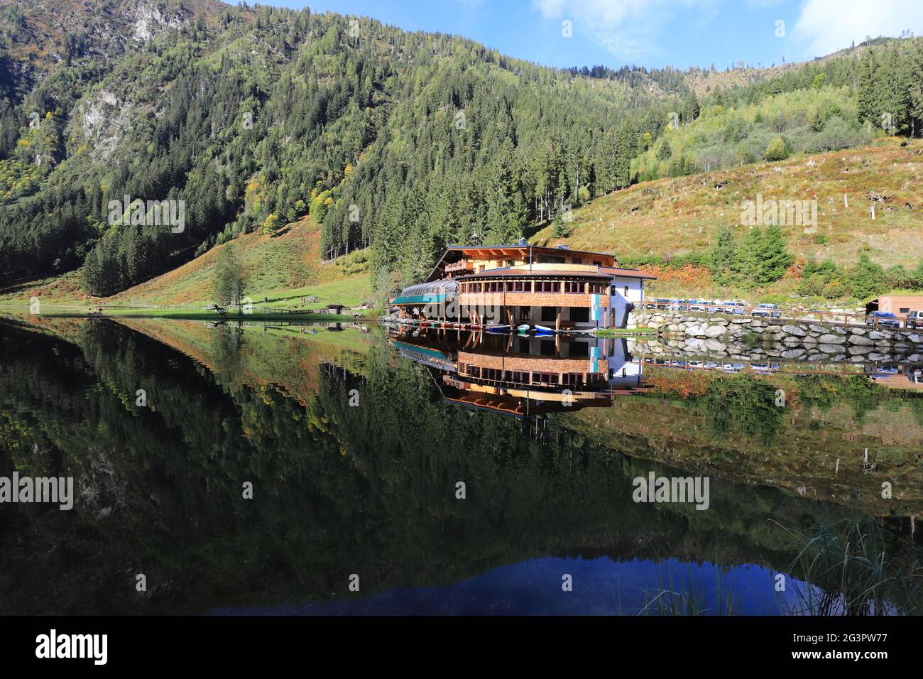 AUTRICHE, STYRIE, SCHLADMING - 06 OCTOBRE 2019 ; directement sur les rives du lac Styrien Bodensee se trouve le restaurant Forellenhof Banque D'Images