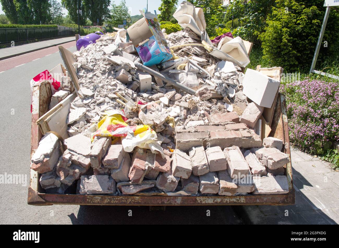 Arnhem, pays-Bas - Mai 30,2021: Gros plan d'une benne à ordures avec des déchets de construction Banque D'Images