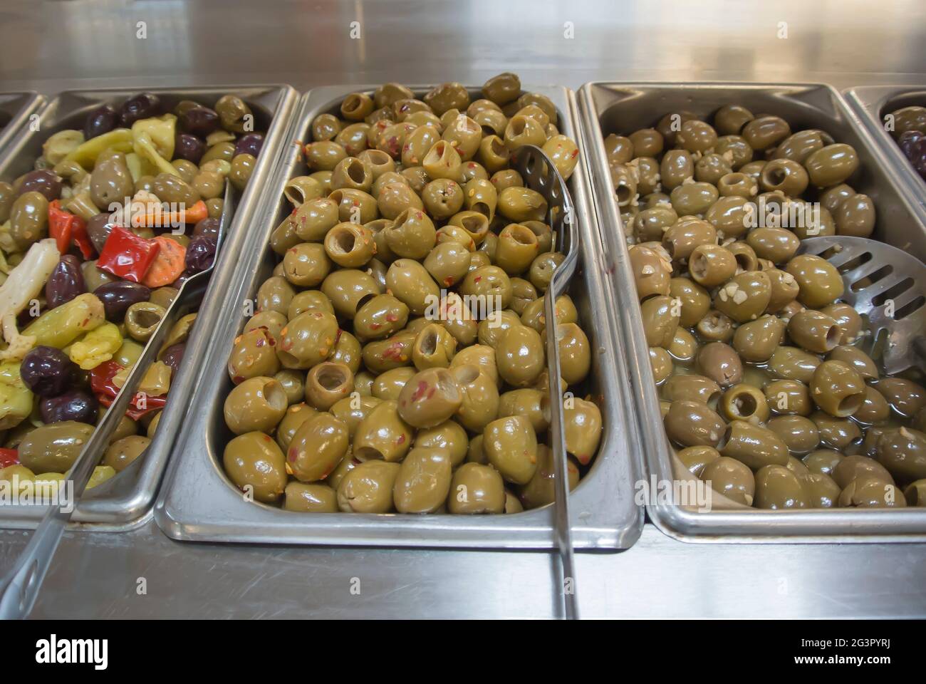 Unité alimentaire en libre-service avec olives vertes Banque D'Images
