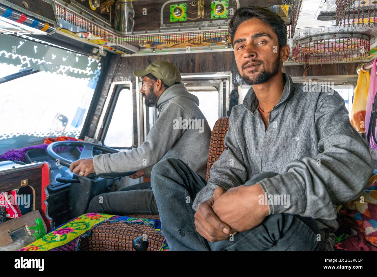 Le portrait du chauffeur de camion indien et de son aide Banque D'Images