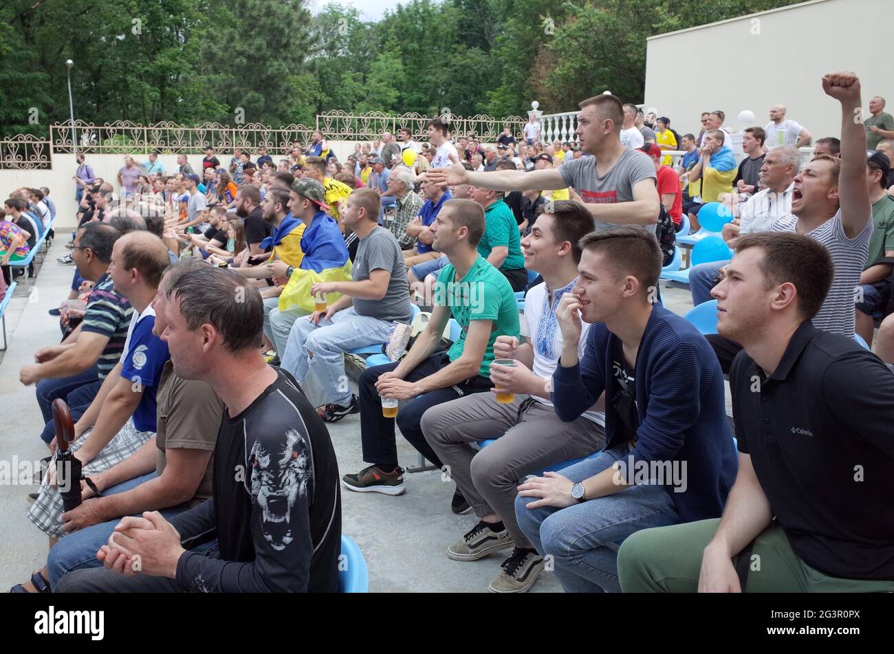 Les fans ukrainiens sont vus regarder un match de l'Euro 2020 (2021) dans un espace ouvert.l'Ukraine a repris leurs premiers points du tournoi en s'engageant au-delà de la Macédoine du Nord. Le Championnat d'Europe de football 2020 de l'UEFA (Euro 2020) est le 16ème Championnat d'Europe de l'UEFA, un concours de l'équipe européenne de football masculin et le tournoi est organisé par l'Union des associations européennes de football (UEFA). Euro 2020 devait avoir lieu du 12 juin au 12 juillet 2020, mais en raison de l'épidémie de coronavirus, elle a commencé en juin 2021. Banque D'Images