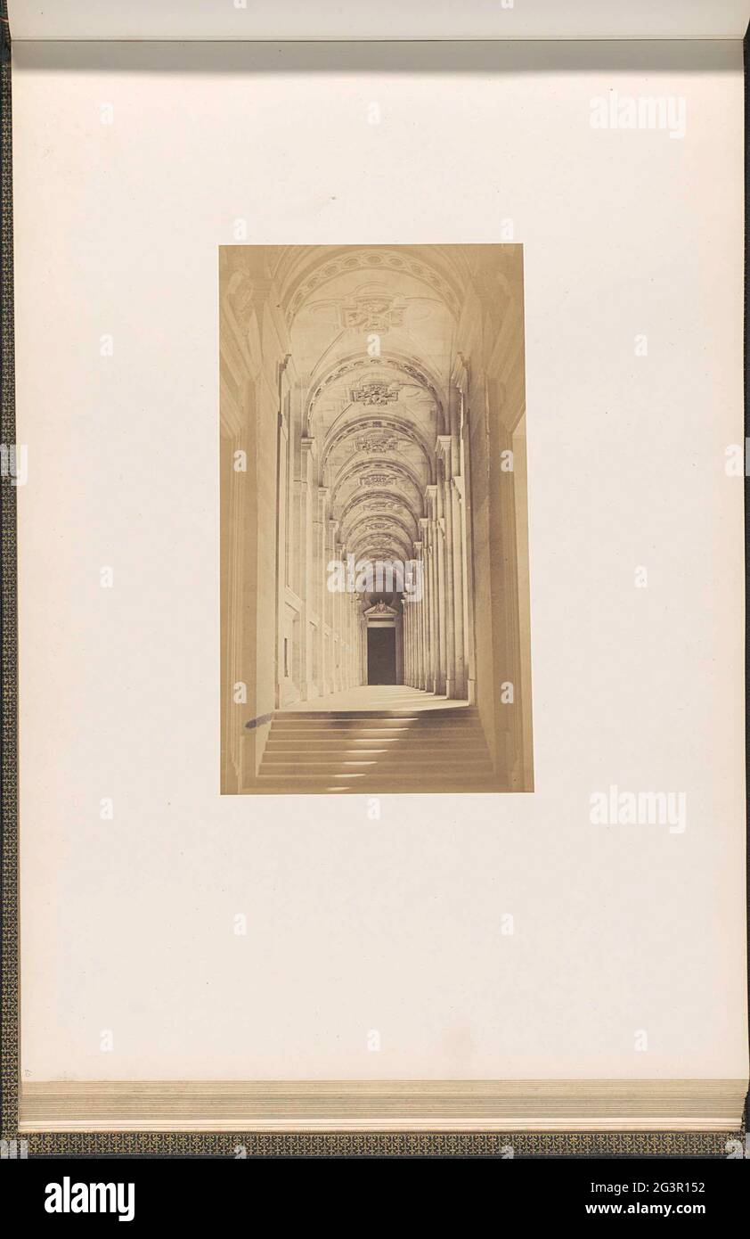 Galerie de colonnes avec escaliers dans le Palais du Louvre. Part de la réunion des Tuileries au Louvre 1852-1857, album 4. Banque D'Images