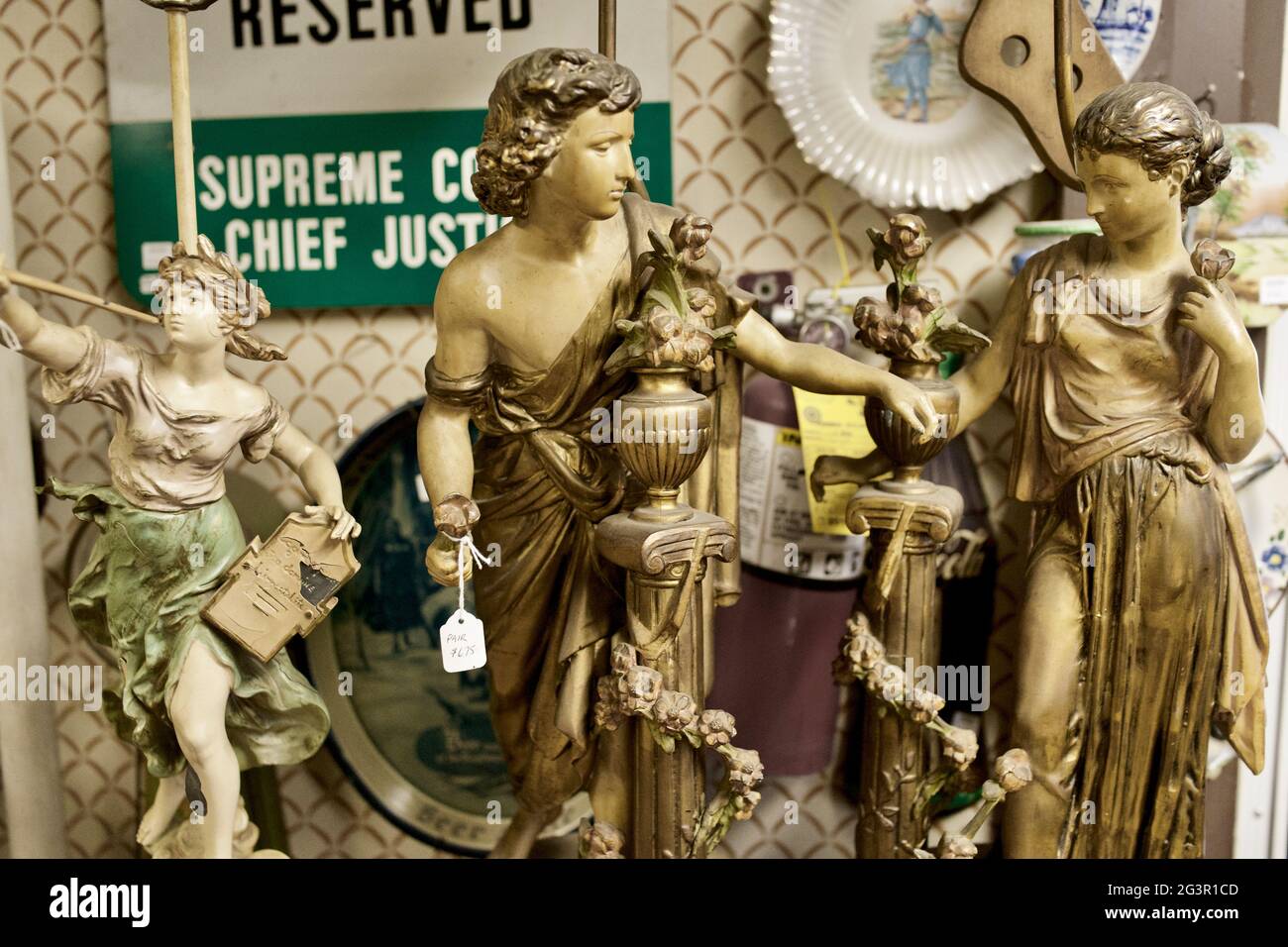 Figurine de couple tenant des mains et d'autres objets de collection dans le magasin d'antiquités de Chester, New Jersey, États-Unis Banque D'Images