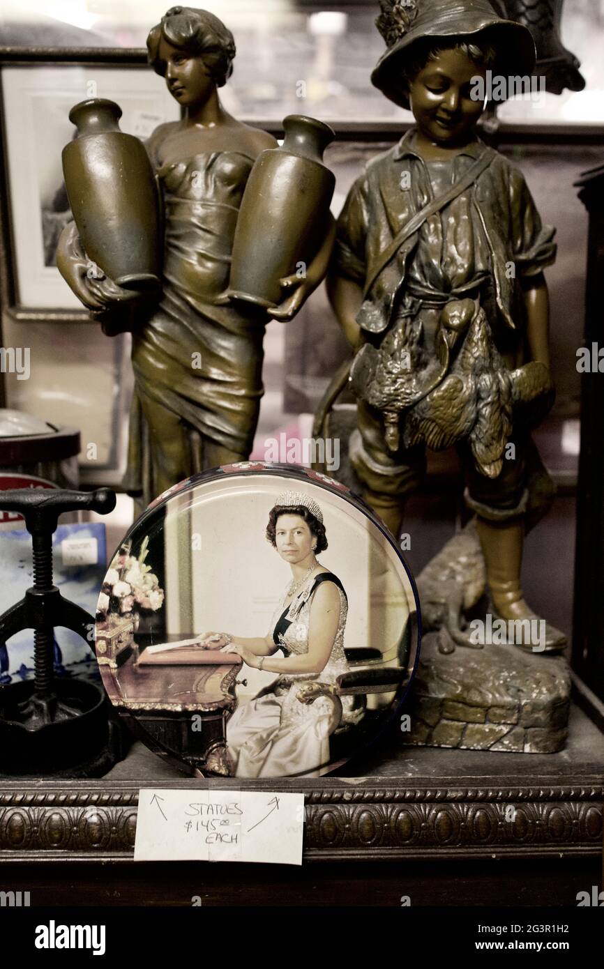 Figurines en bronze et assiette avec la reine Elizabeth II avec d'autres objets de collection dans le magasin d'antiquités de Chester, New Jersey, Etats-Unis Banque D'Images Figurines en bronze et assiette avec la reine Elizabeth II avec d'autres objets de collection dans le magasin d'antiquités de Chester, New Jersey, Etats-Unis Banque D'Images