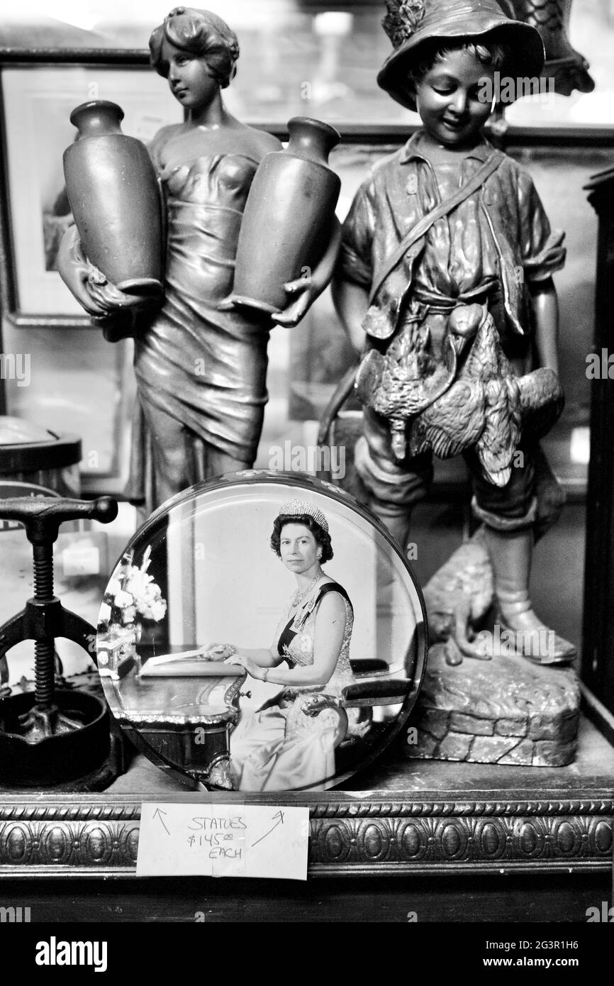 Figurines en bronze et assiette avec la reine Elizabeth II avec d'autres objets de collection dans le magasin d'antiquités de Chester, New Jersey, Etats-Unis Banque D'Images Figurines en bronze et assiette avec la reine Elizabeth II avec d'autres objets de collection dans le magasin d'antiquités de Chester, New Jersey, Etats-Unis Banque D'Images