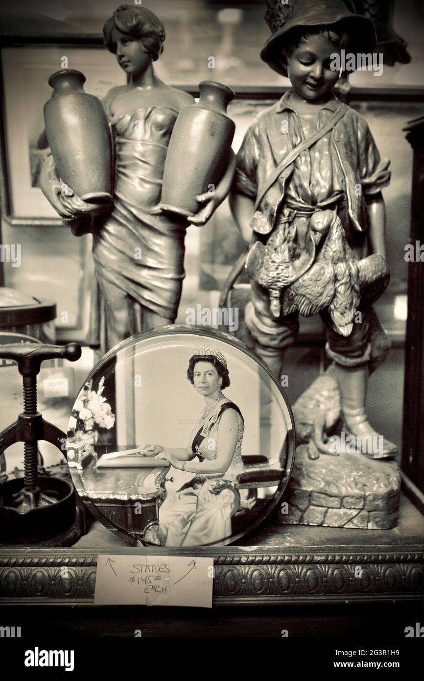 Figurines en bronze et assiette avec la reine Elizabeth II avec d'autres objets de collection dans le magasin d'antiquités de Chester, New Jersey, Etats-Unis Banque D'Images Figurines en bronze et assiette avec la reine Elizabeth II avec d'autres objets de collection dans le magasin d'antiquités de Chester, New Jersey, Etats-Unis Banque D'Images