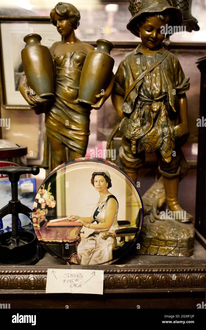 Figurines en bronze et assiette avec la reine Elizabeth II avec d'autres objets de collection dans le magasin d'antiquités de Chester, New Jersey, Etats-Unis Banque D'Images Figurines en bronze et assiette avec la reine Elizabeth II avec d'autres objets de collection dans le magasin d'antiquités de Chester, New Jersey, Etats-Unis Banque D'Images