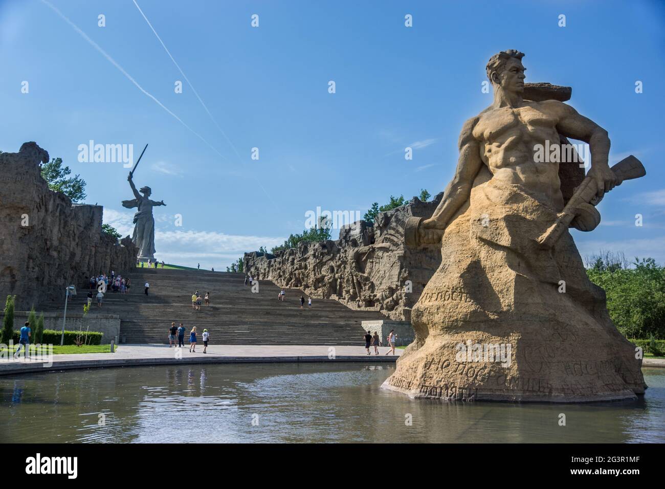 Volgograd/Russia-18.06.2016:la statue de la mère-Patrie appelle Mamaïev Kurgan et statue du soldat avec arme à feu Banque D'Images Volgograd/Russia-18.06.2016:la statue de la mère-Patrie appelle Mamaïev Kurgan et statue du soldat avec arme à feu Banque D'Images