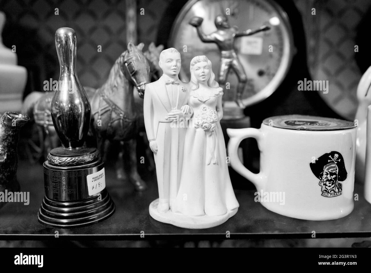 Figurine blanche de couple se mariant, et autres objets de collection dans le magasin d'antiquités de Chester, New Jersey, États-Unis Banque D'Images