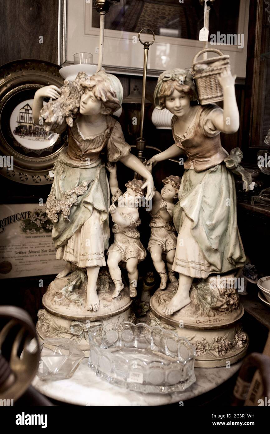 Statues de paysanne avec enfants dans d'autres objets de collection dans le magasin d'antiquités de Chester, New Jersey, Etats-Unis Banque D'Images