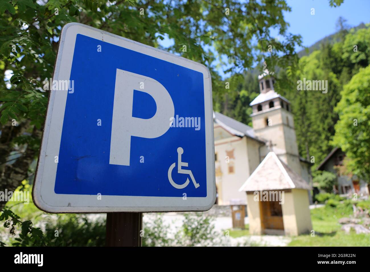 Parking handicapés. Panneau. Eglise notre-Dame de la gorge. Les  Contamines-Montjoie. Haute-Savoie. Auvergne-Rhône-Alpes. France Photo Stock  - Alamy
