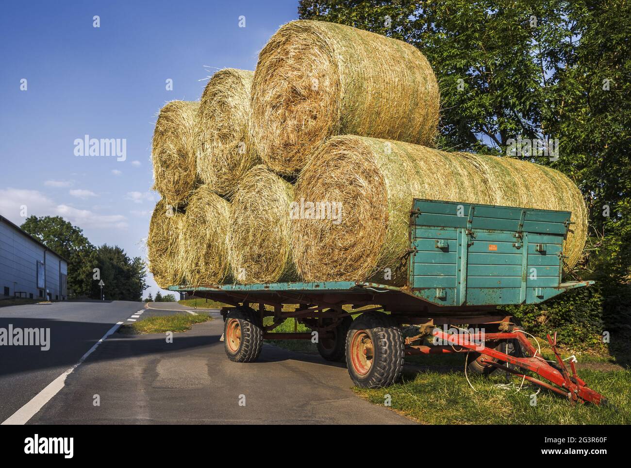 Le fourgon à foin sur la route Banque D'Images