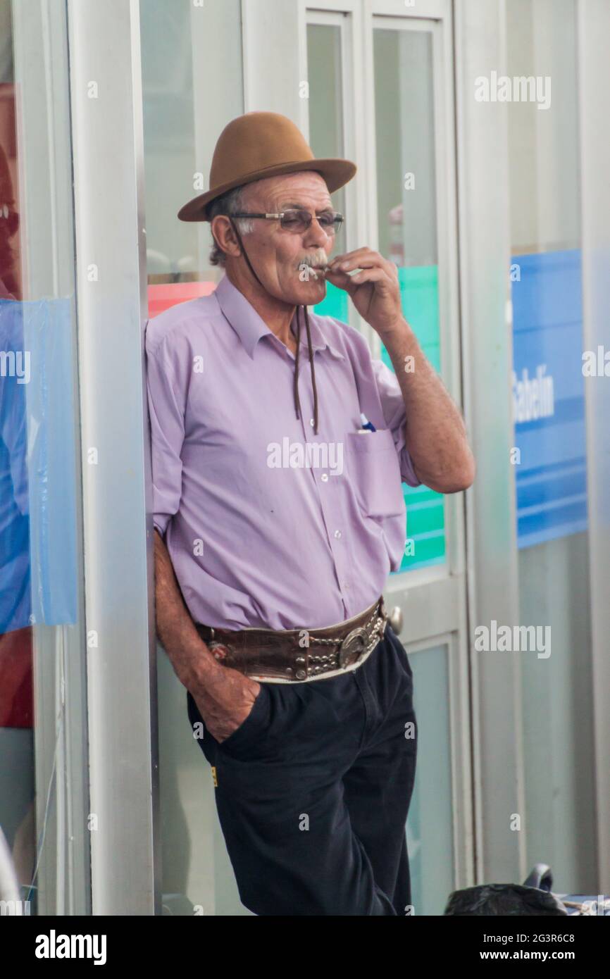 FRAY BENTOS, URUGUAY - 18 FÉVRIER 2015: Un membre typique de Gauchos fume une cigarette dans la ville de Fray Bentos. Banque D'Images