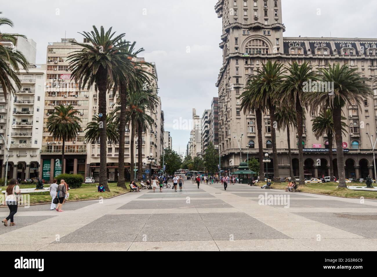 MONTEVIDEO, URUGUAY - 18 FÉVRIER 2015 : vue sur la place Plaza Independecia dans le centre de Montevideo. Banque D'Images