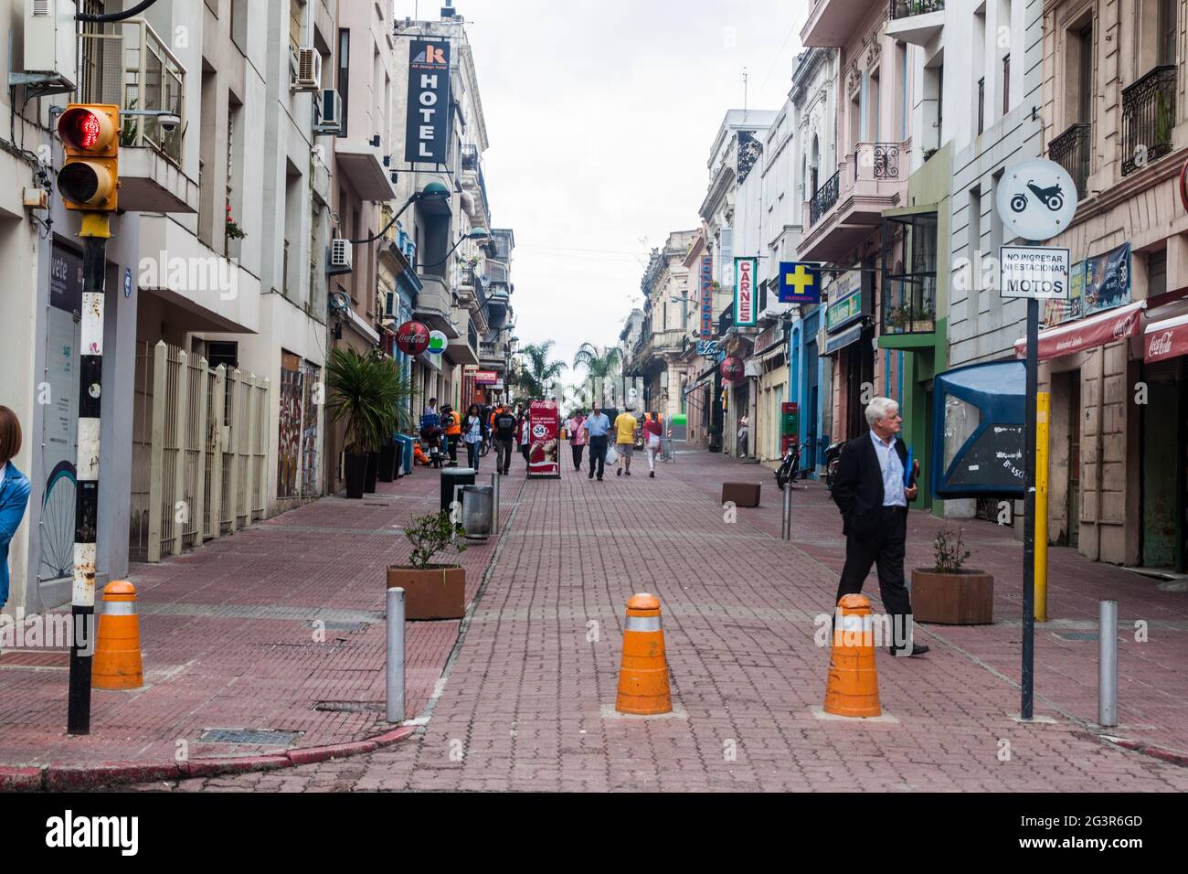 MONTEVIDEO, URUGUAY - 19 FÉVRIER 2015 : vue sur une rue du centre de Montevideo. Banque D'Images