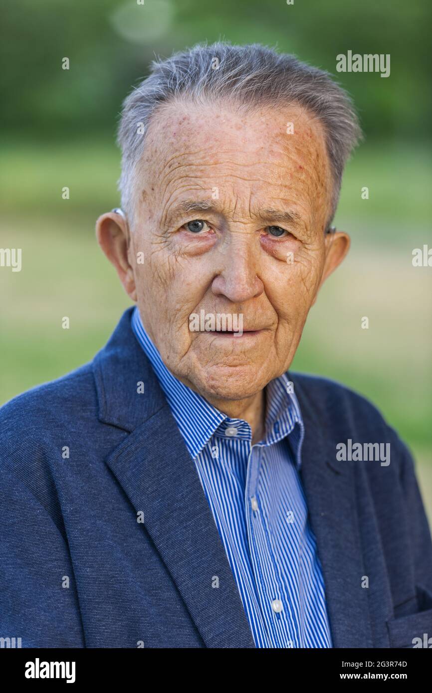 Portrait d'un vieil homme dans une veste regardant sérieusement Banque D'Images